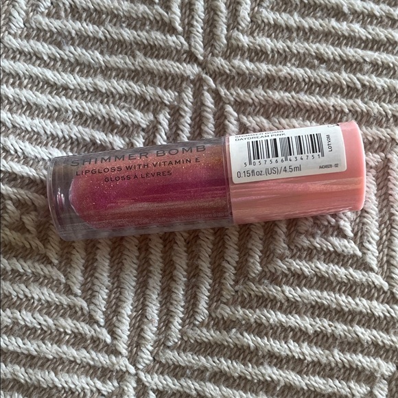 Revolution Eyeshadow Palette, Blush and Glitter - Picture 6 of 12